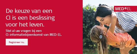 Moeder omhelst dochter met CI