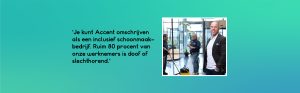 Man in pak staat voor schoonmaakteam