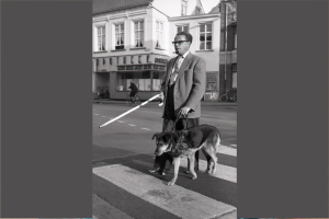 Man met blindegeleidenhond 1950