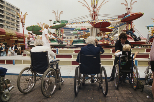 Bezoekers in rolstoel kermis tilburg 1989