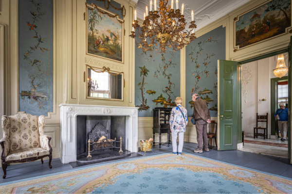 Man en vrouw staan in museum Huis Verwolde