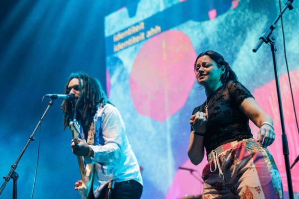 Sencity: deaf performer naast zanger