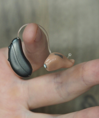 Doof hoortoestel in hand