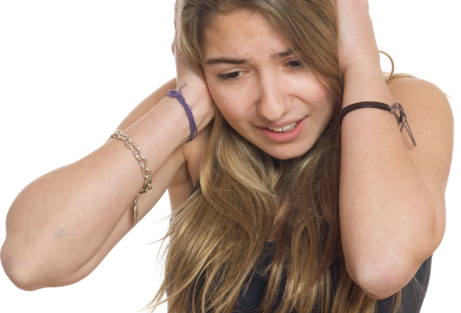 Meisje met handen over haar oren
